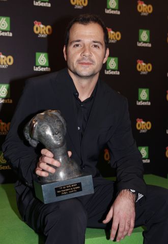 Ángel Martin posa con el premio TP de Oro 2007 al mejor Presentador de Variedades/Espectáculos por el programa Sé lo que hicisteis...,